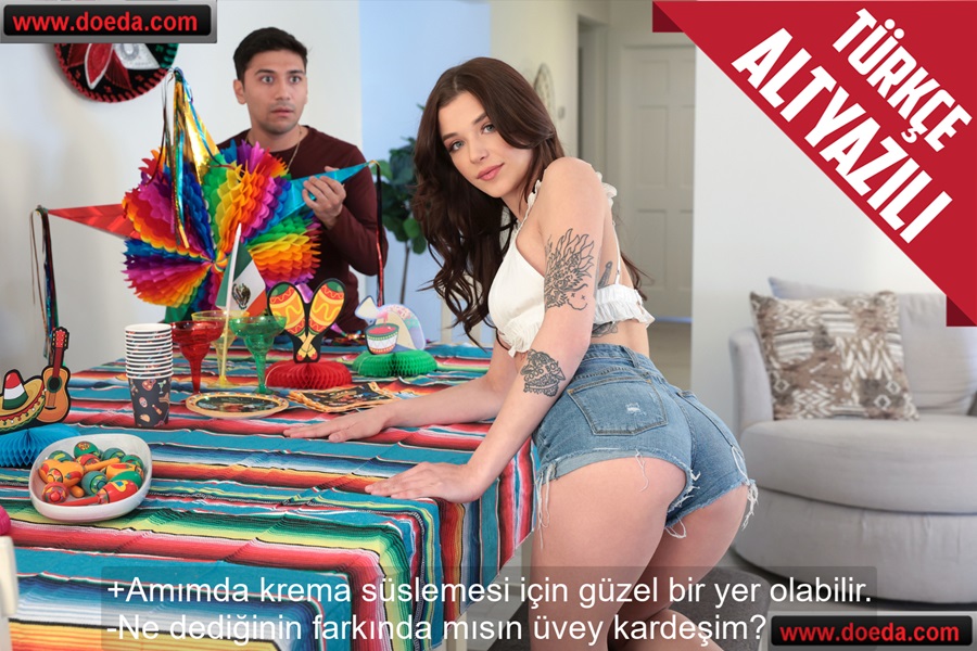 Parti Süslemesi Yaparken Kremalı Kek İçin Amını Doldurtan Üvey Kardeş